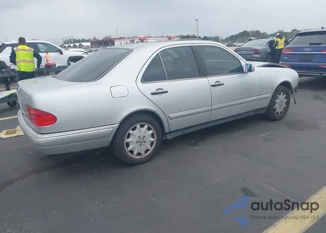 1998 Mercedes-Benz E 300 Diesel z USA, uszkodzony, nr VIN WDBJF25F1WA479655